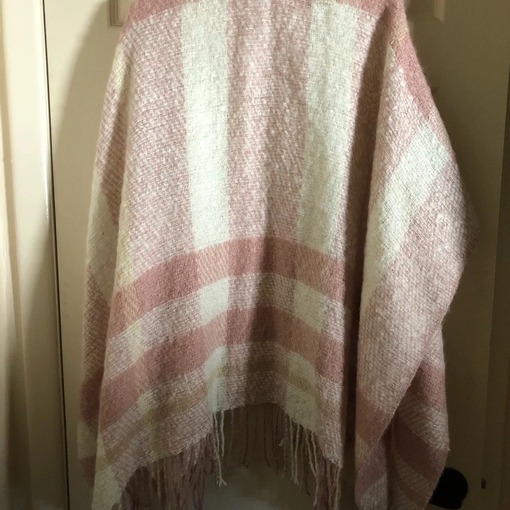 Lauren Conrad blanket shawl - Picture 5 of 6